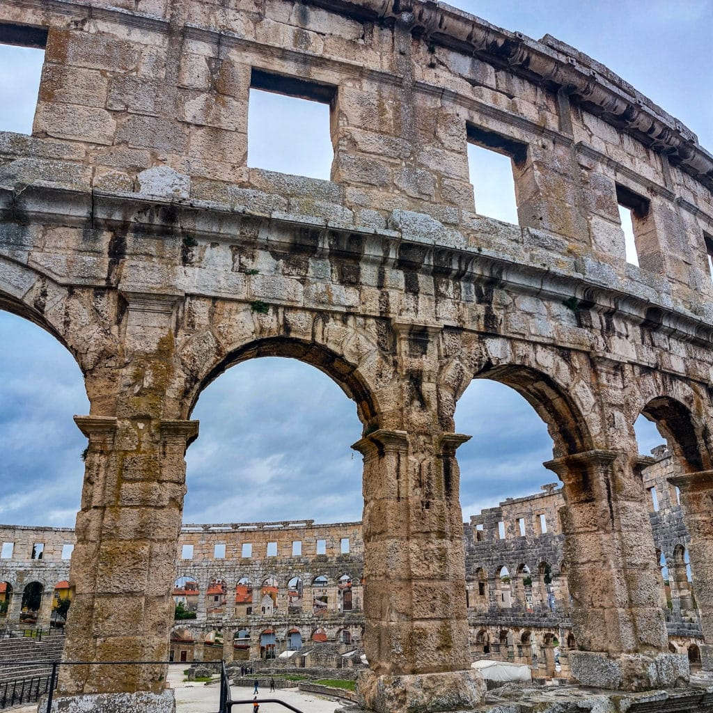 que faire a pula croatie voyages amphitheatre romain